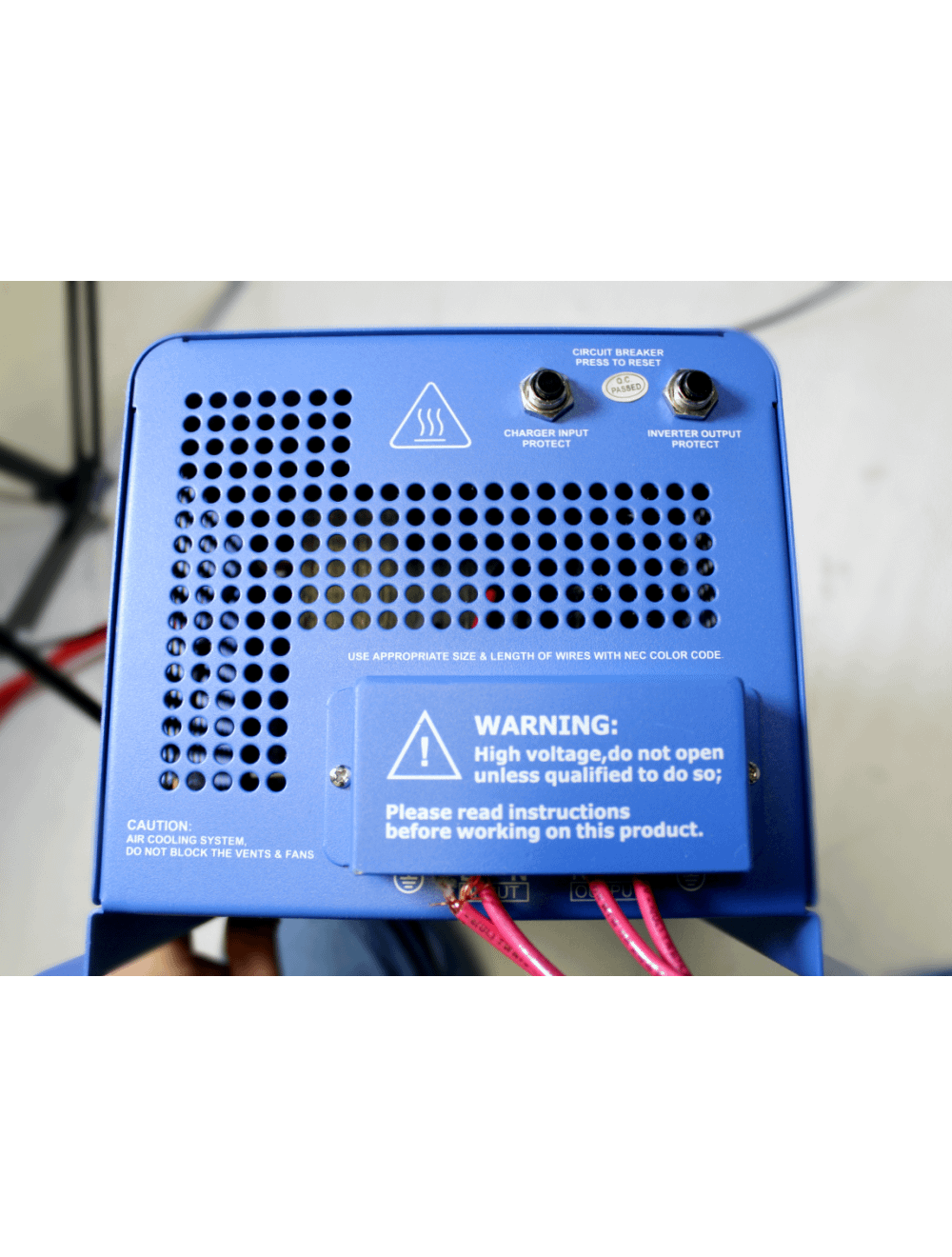 2000 Watt Pure Sine Inverter Charger 12Vdc to 120Vac Output and Battery